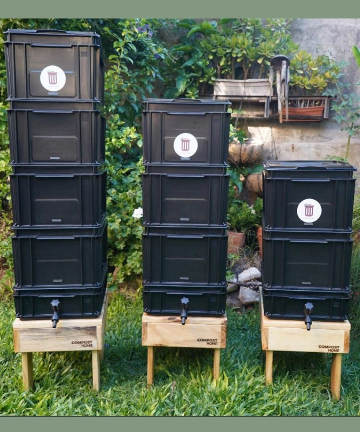 Compostera de plástico reciclado con canilla para lixiviados