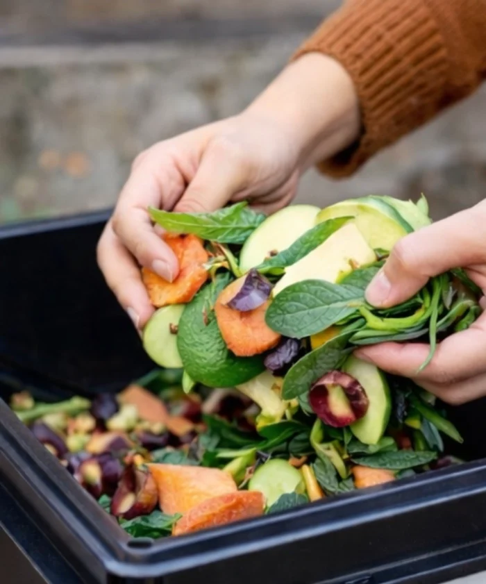 Compostera de plástico reciclado con canilla para lixiviados