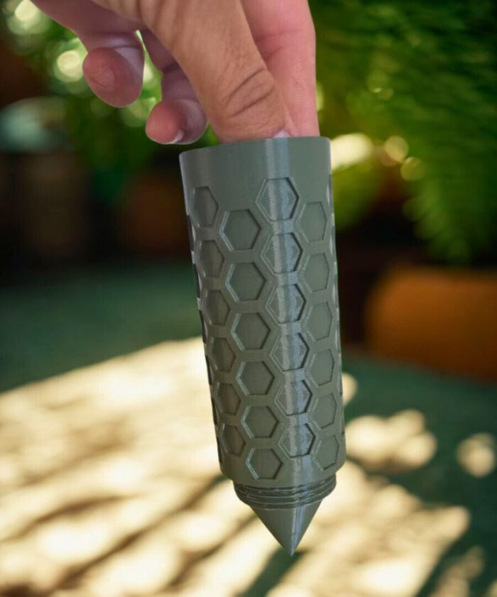 Vertedor de agua para tutor de plantas medianas