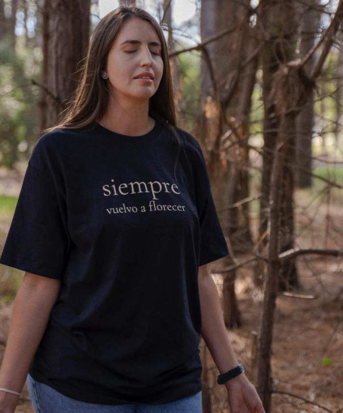 Remera Siempre vuelvo a Florecer